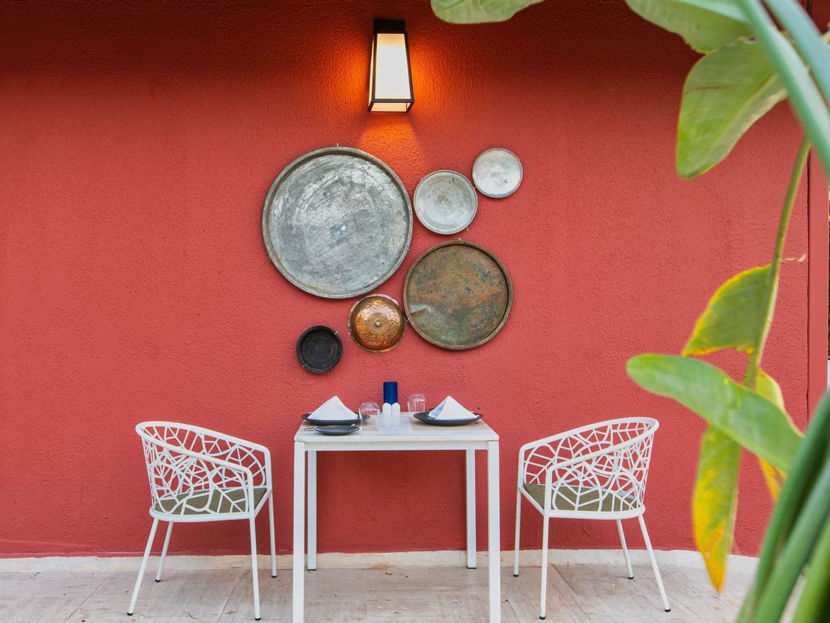 marmaristeki çatı ızgara restoranında düzenlenmiş yemek masası