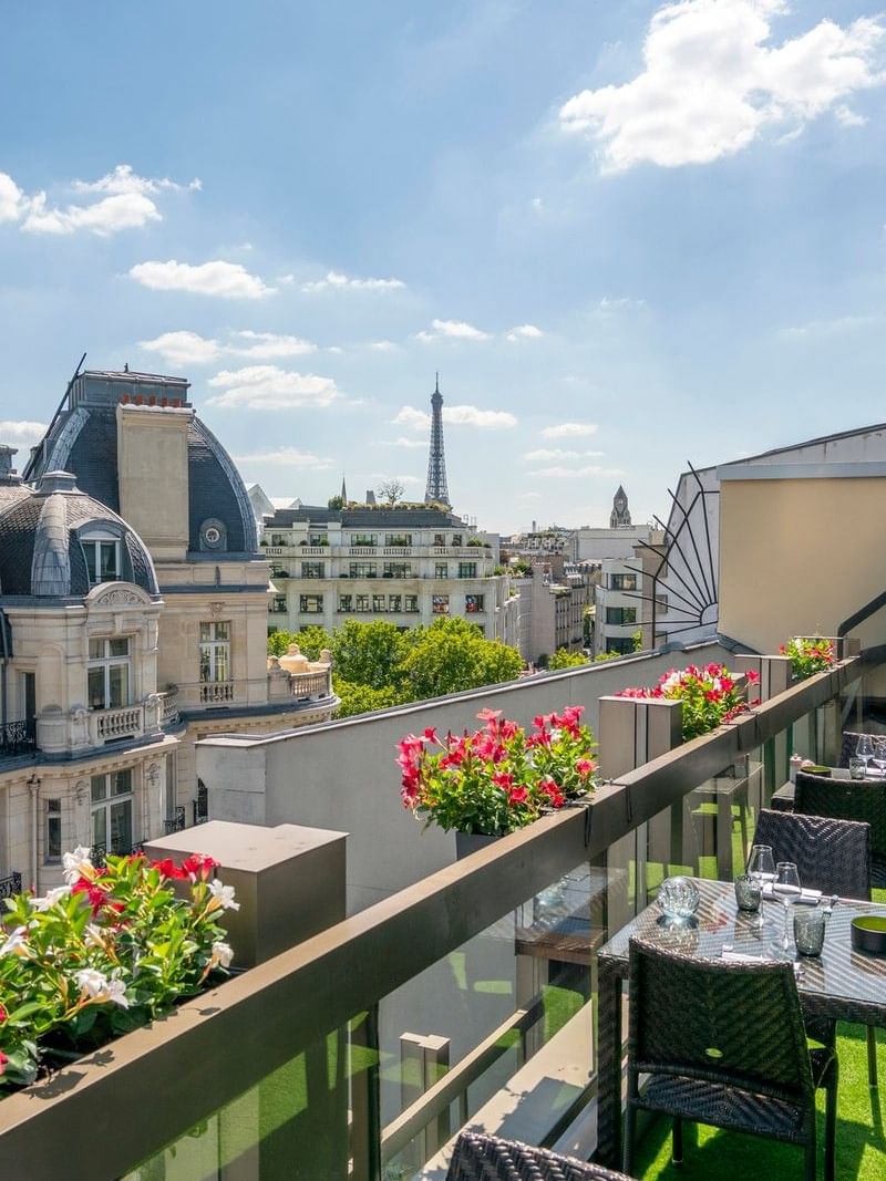 Terrasse Le W avec vue sur la ville et la Tour Eiffel au Warwick Champs-Élysées à Paris.