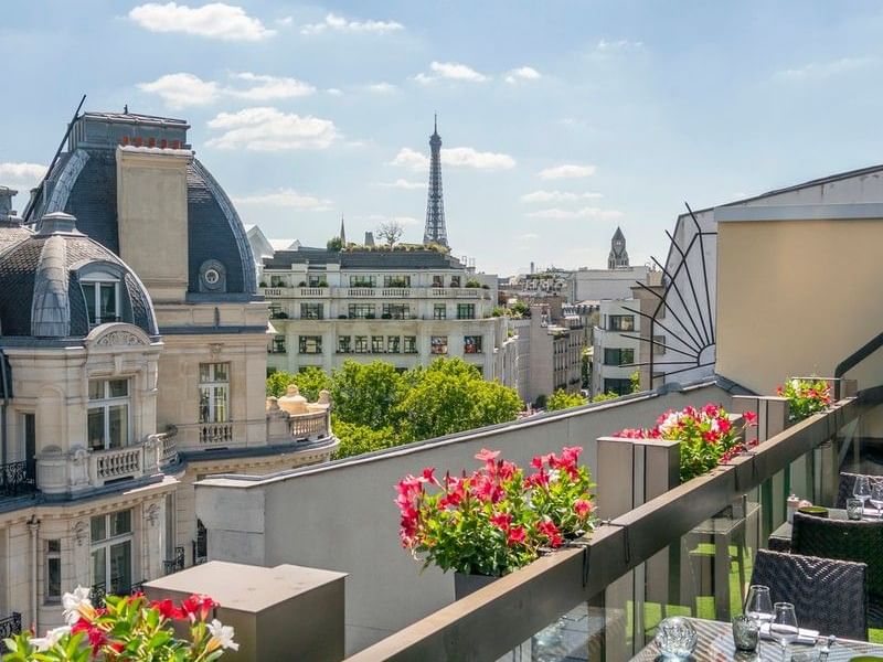 Terrasse Le W avec vue sur la ville et la Tour Eiffel au Warwick Champs-Élysées à Paris.