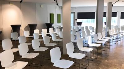 Theater-style arrangement with round tables in a T2, showcasing the meeting room facilities at the Avaneo Hotel Marktredwitz