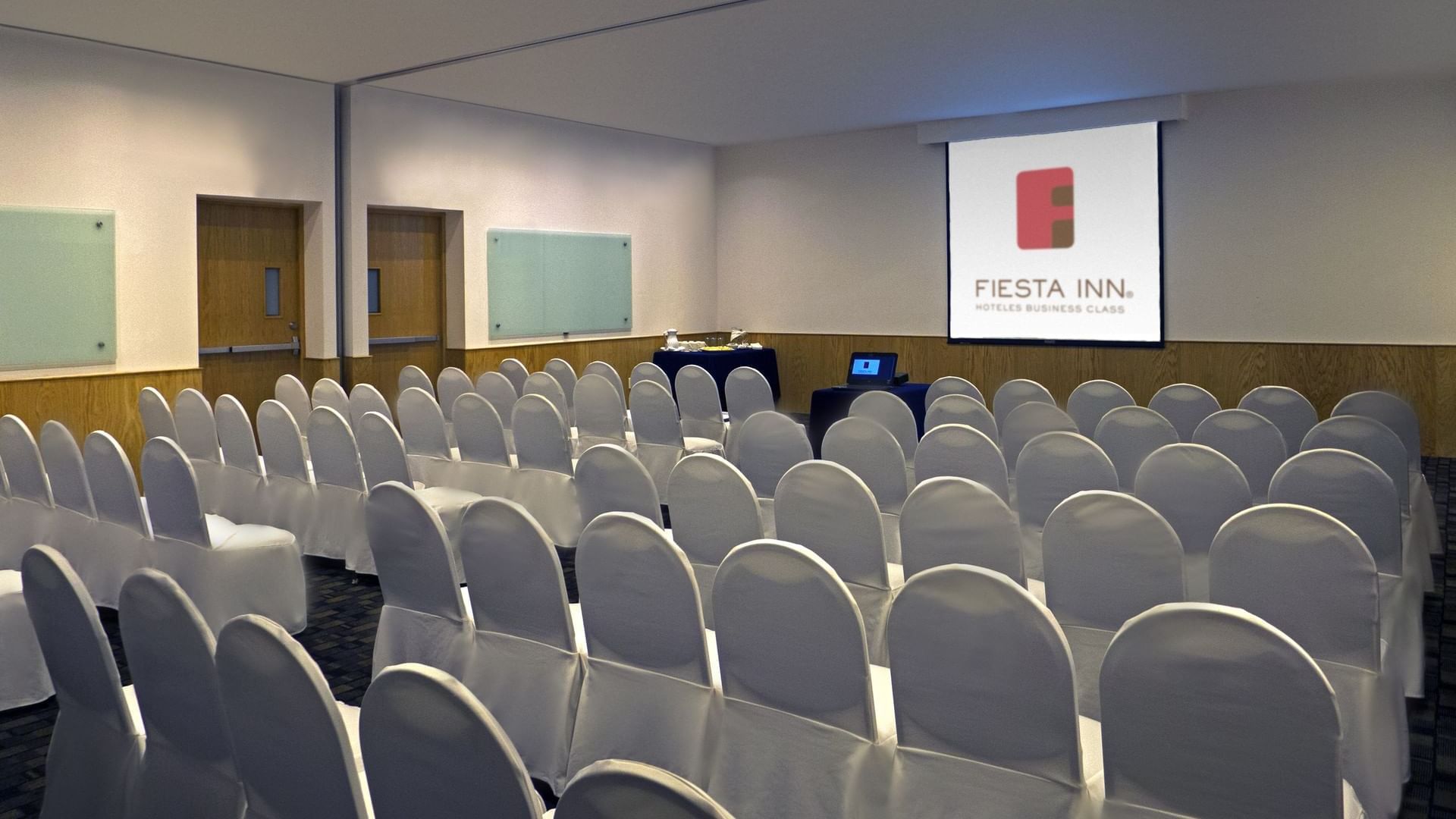 Theater-style a in meeting room at Fiesta Inn León