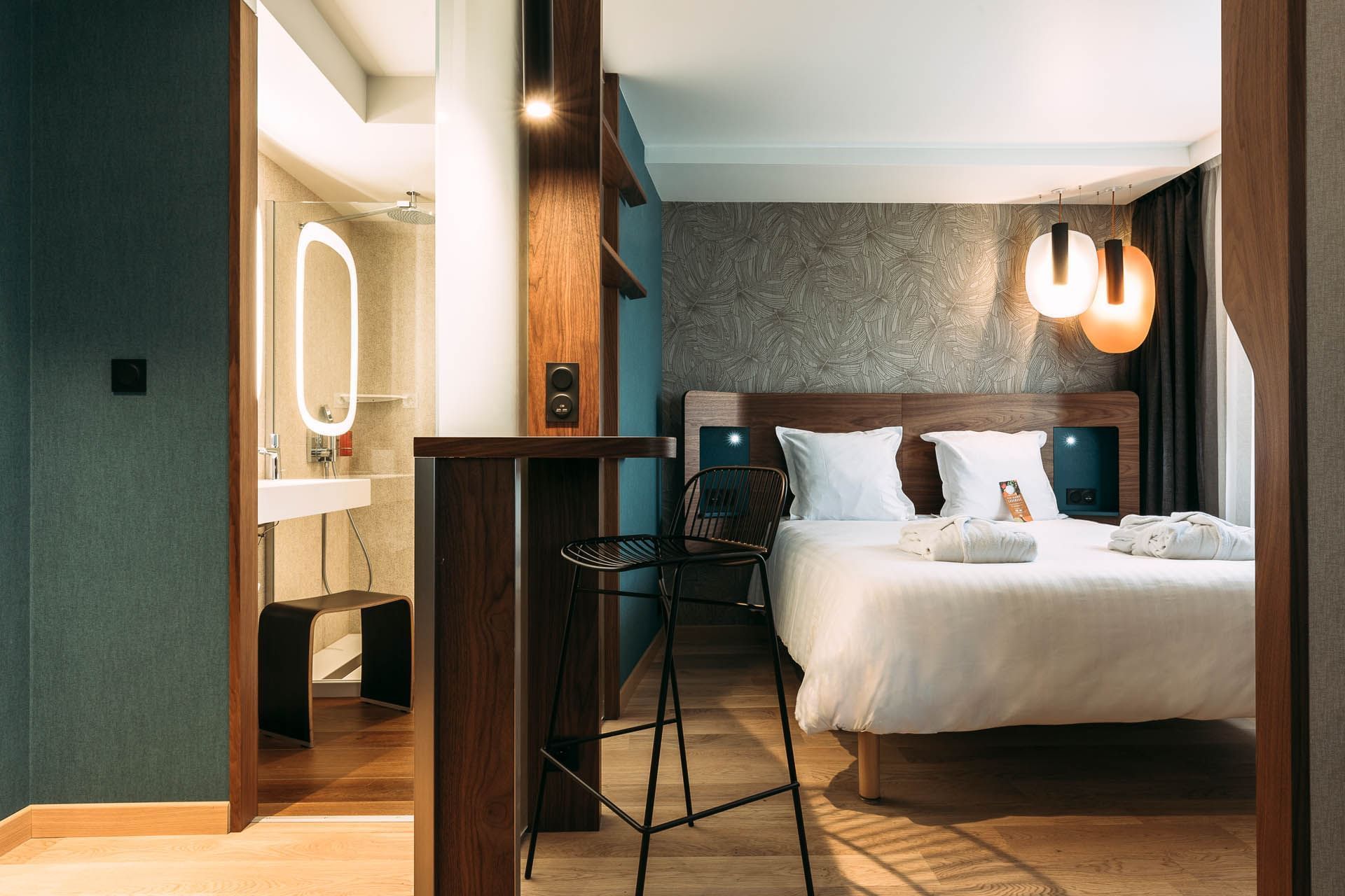 Lit et salle de bain dans une chambre, Oceania Paris Porte de Versailles