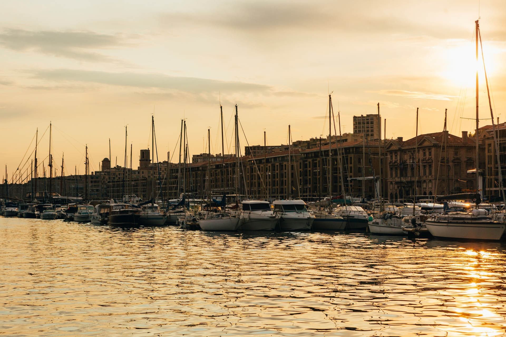 Bateaux amarrés près du quai à Escale Oceania Marseille