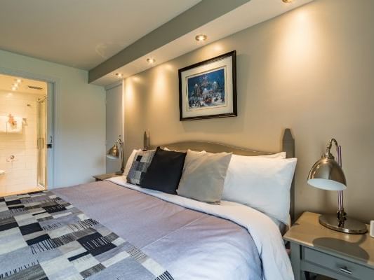 Bed in Regular King room at Hotel Mont Gabriel Resort & Spa