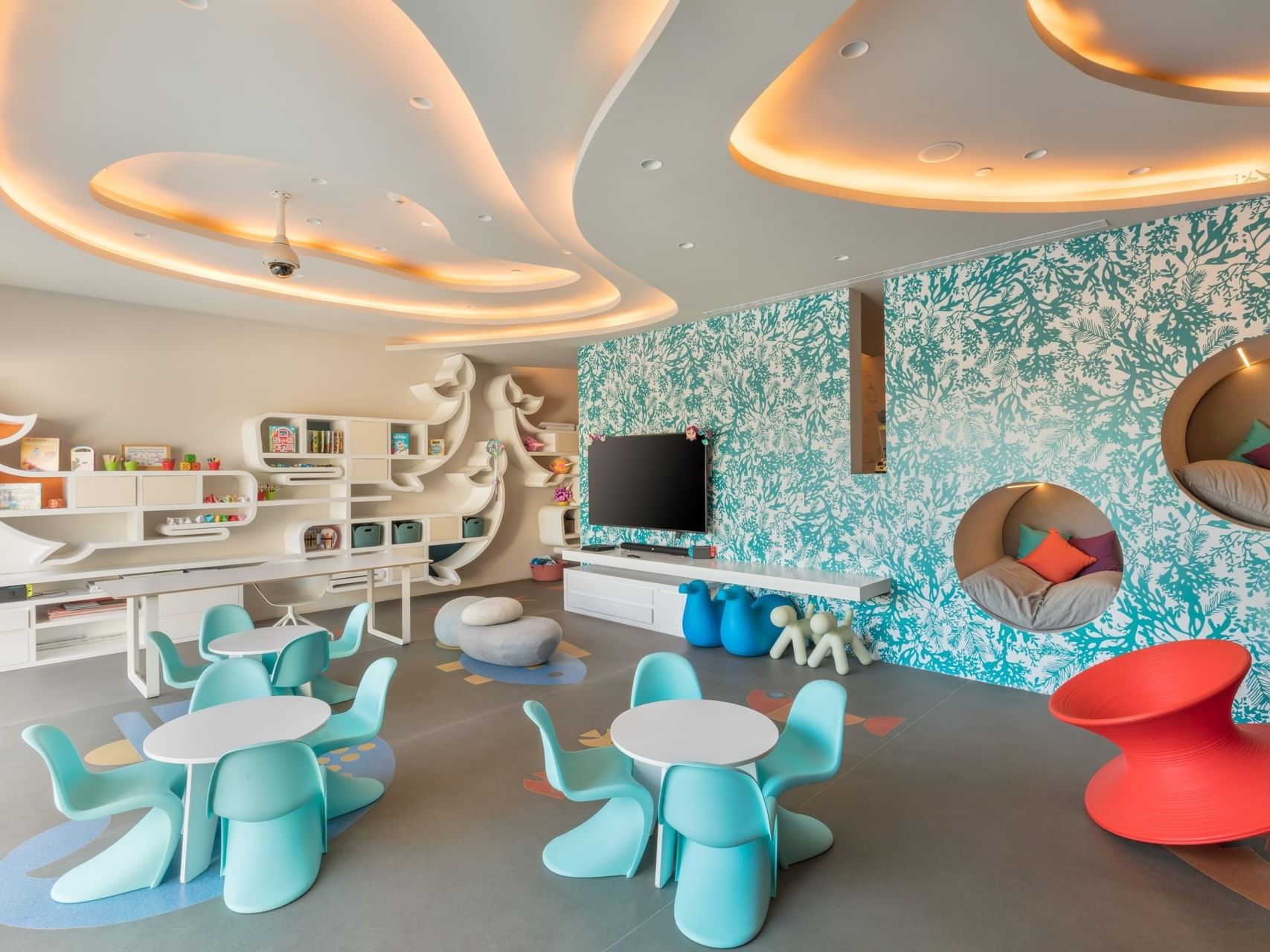 TV y sala de estar en Cabonauta Kids Club en The Club at Solaz