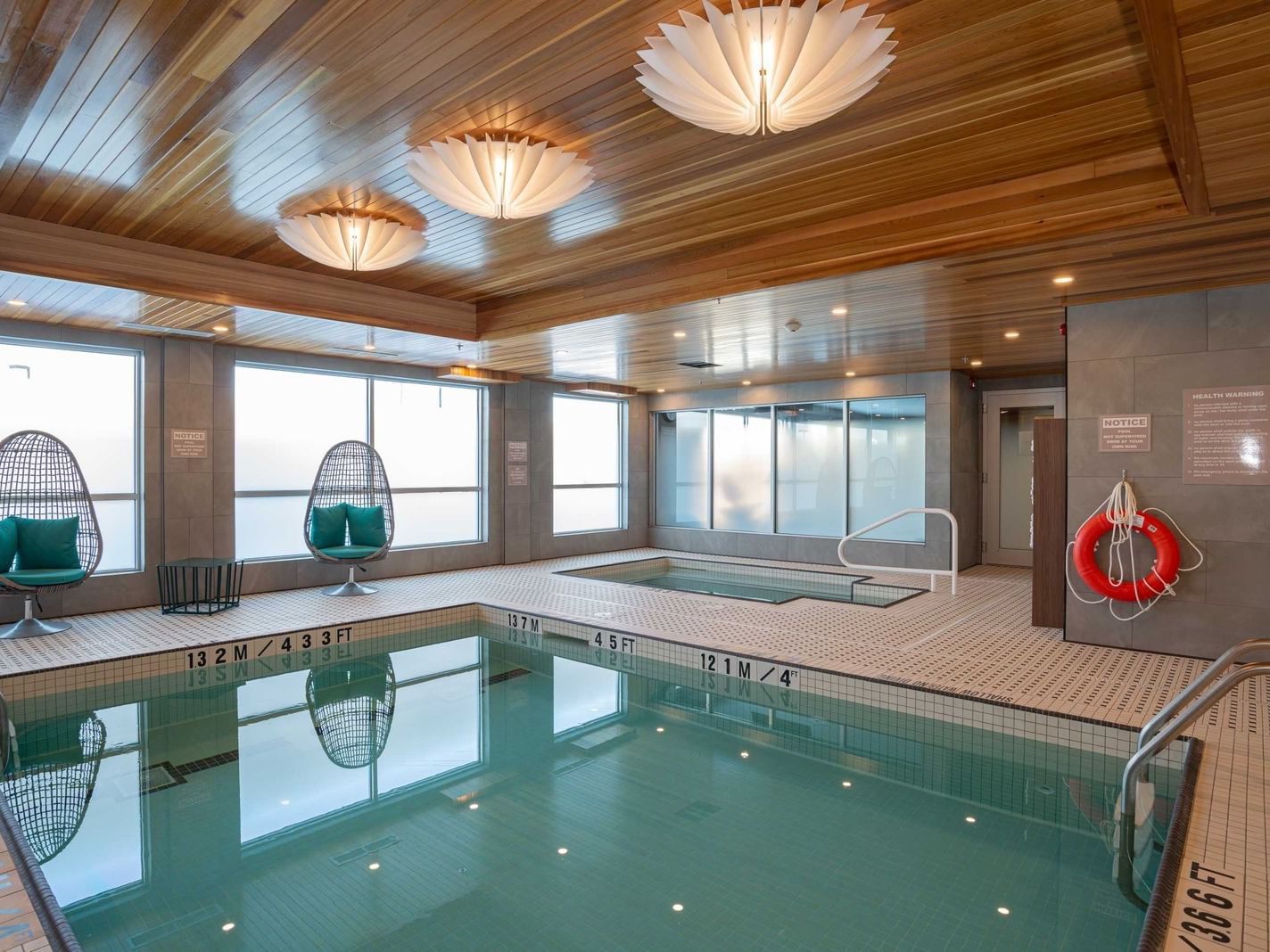 Indoor pool Sandman Signature Ottawa Airport