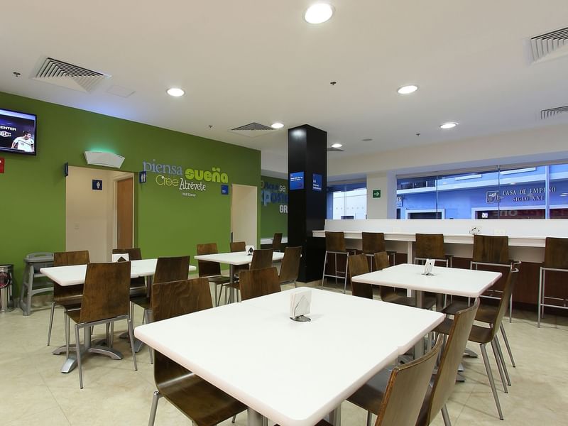 Mesas de comedor dispuestas en una sala de desayunos de One Hotels