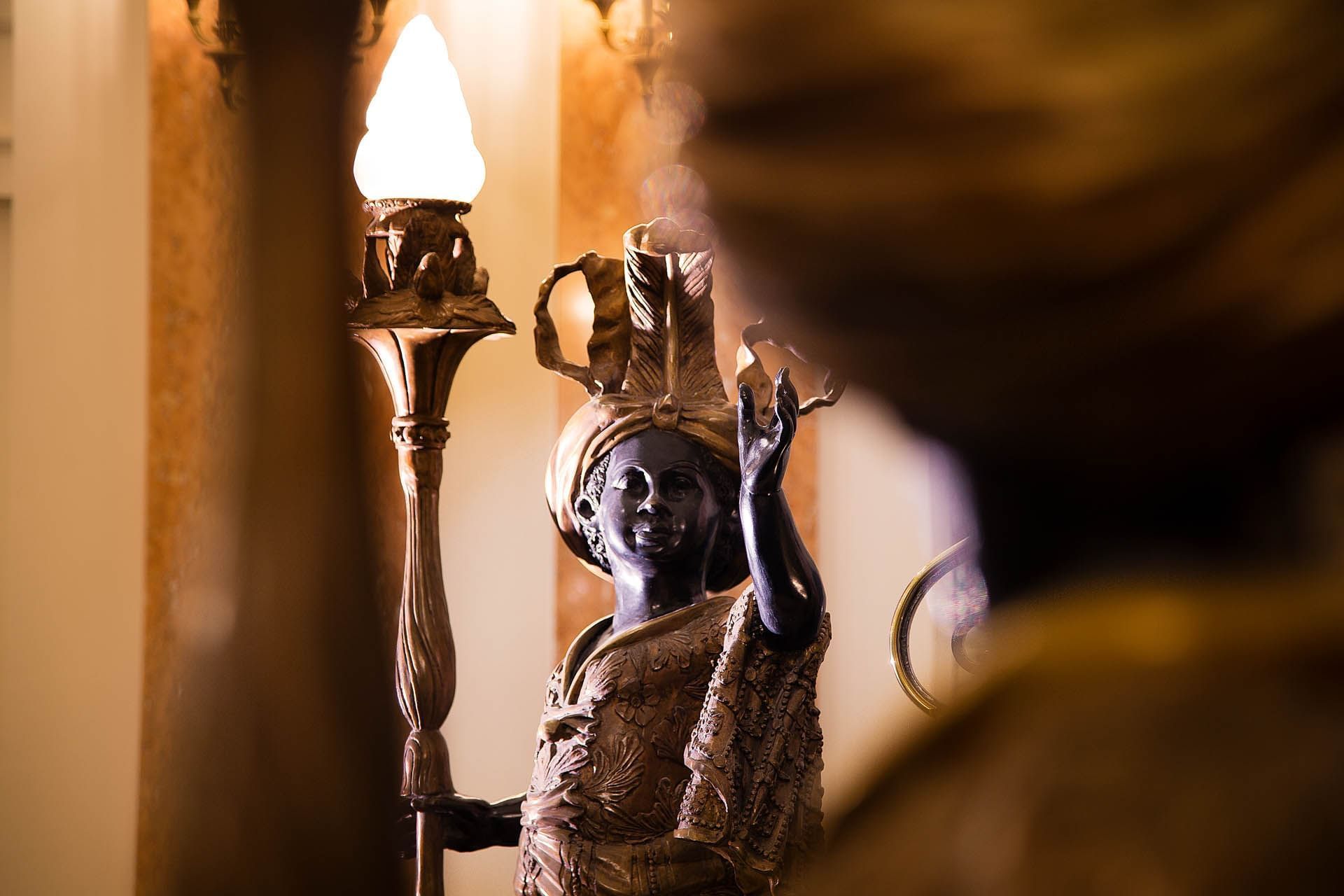 Statue de femme tenant une lampe, Oceania L'Univers Tours