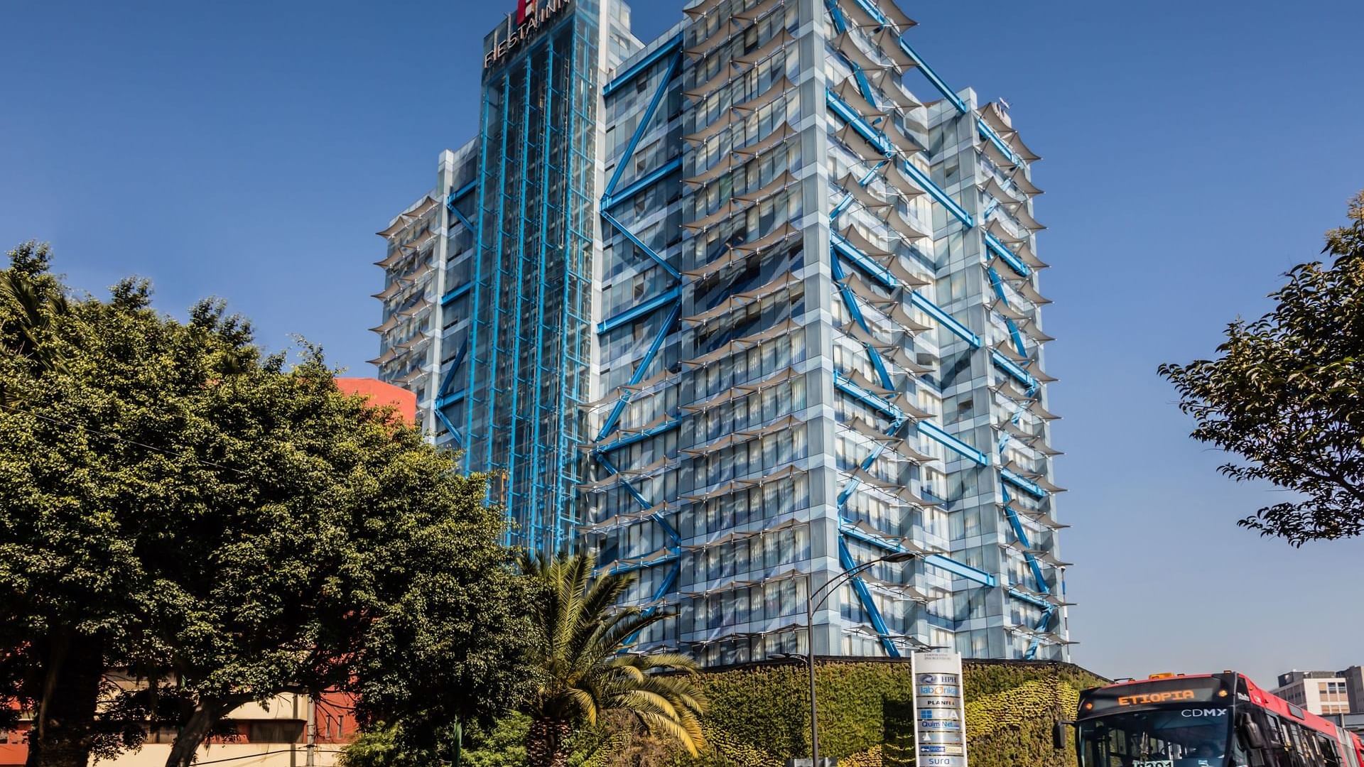 Exterior view of the hotel & streets at FI Insurgentes Viaducto