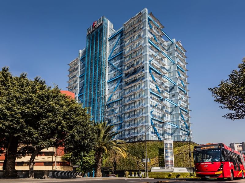 Exterior view of the hotel & streets at FI Insurgentes Viaducto