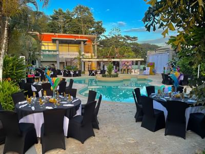 Un elegante evento celebrado junto a la piscina, en el Summit Rainforest & Golf Resort