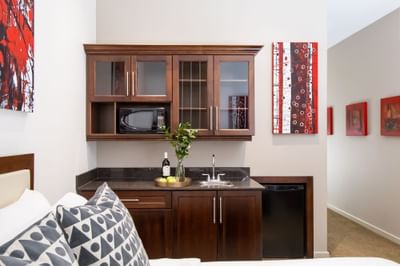 Kitchenette in Queen Premiere Ruby Red at Retro Suites