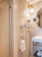 Moderne badkamer met douche en wastafel in de Warwick Suite bij Hotel Barsey by Warwick, Brussel.