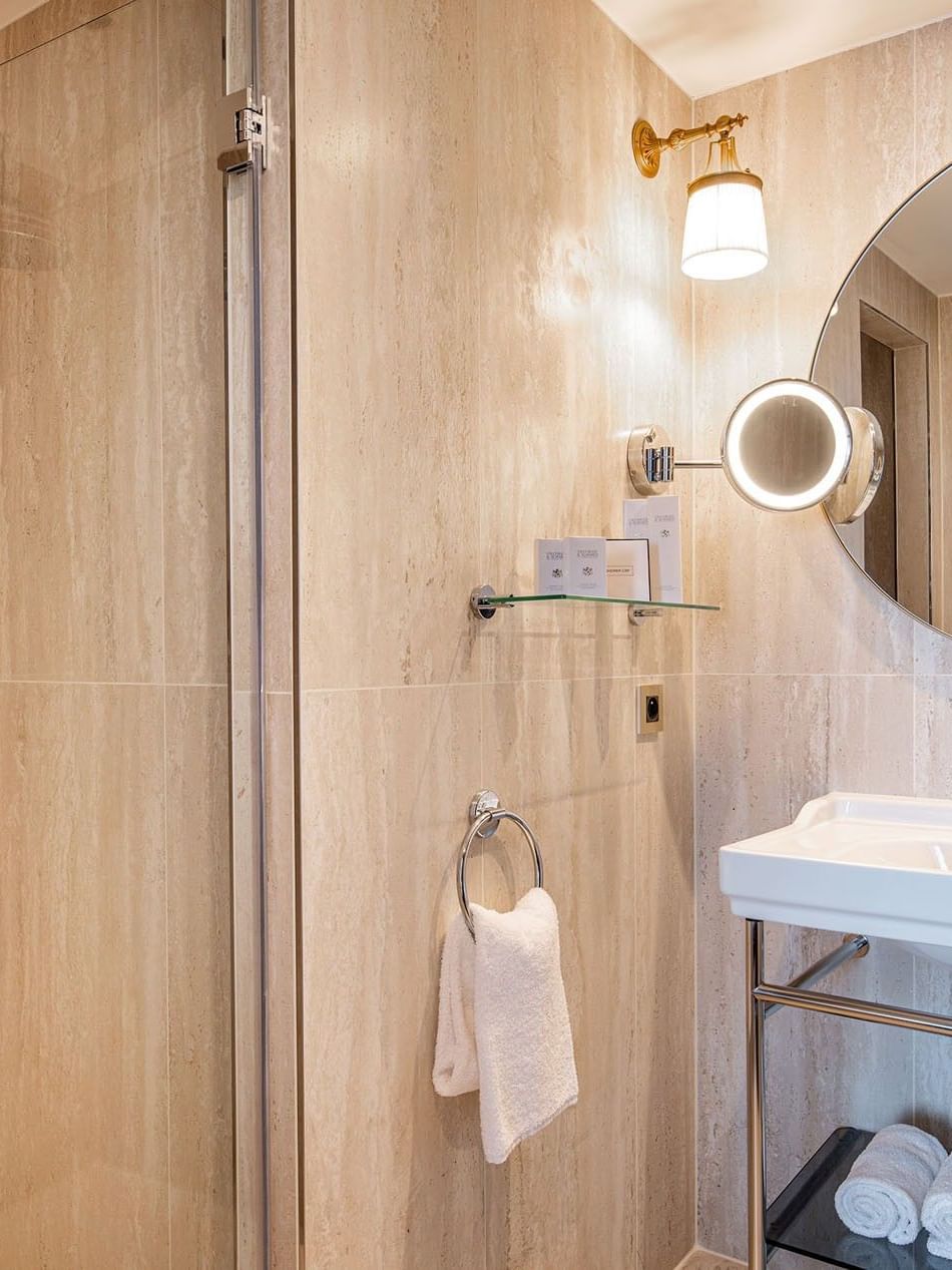 Moderne badkamer met douche en wastafel in de Warwick Suite bij Hotel Barsey by Warwick, Brussel.