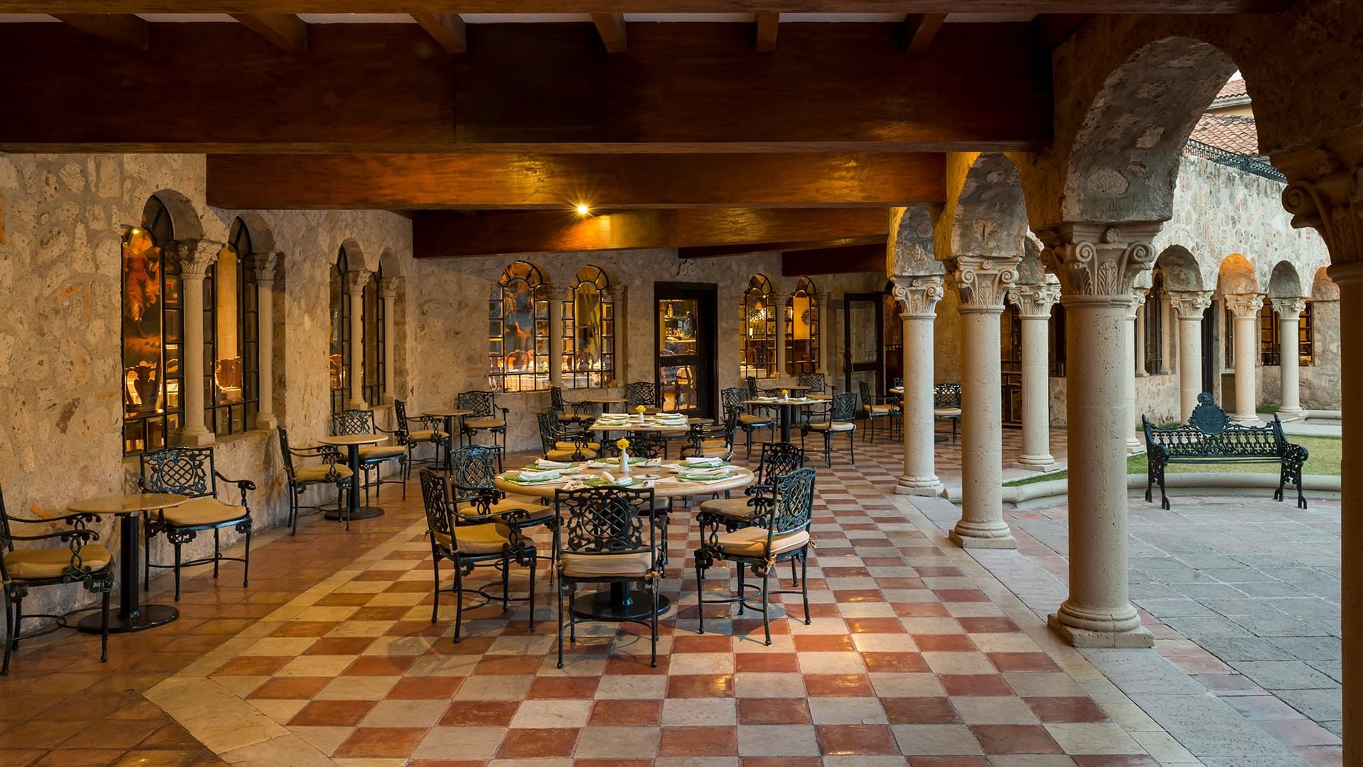 Elegante restaurante Tierra Mía con columnas de piedra y piso de mosaico en Quinta Real Aguascalientes