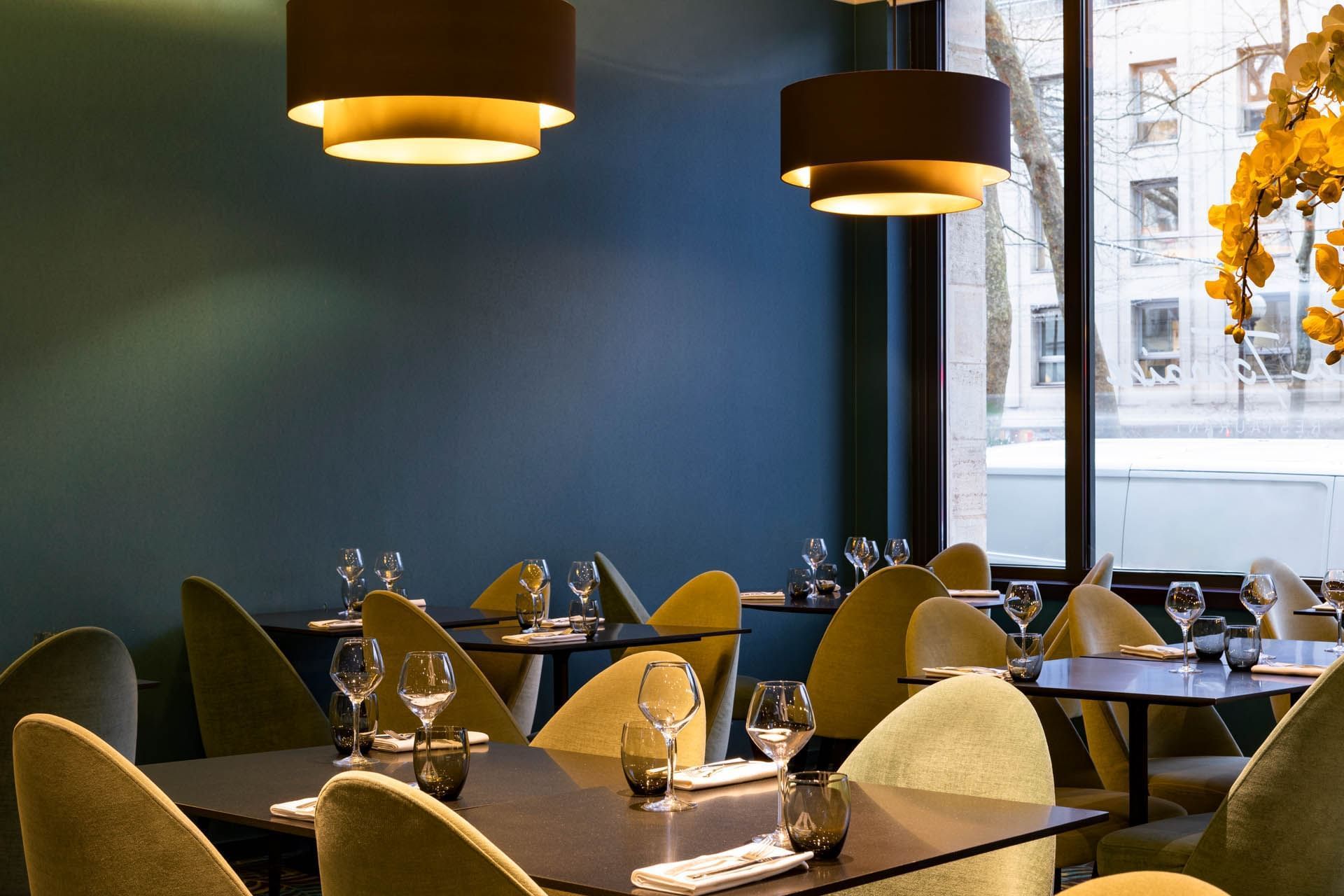 Well-arranged dining area at Oceania L'Univers Tours