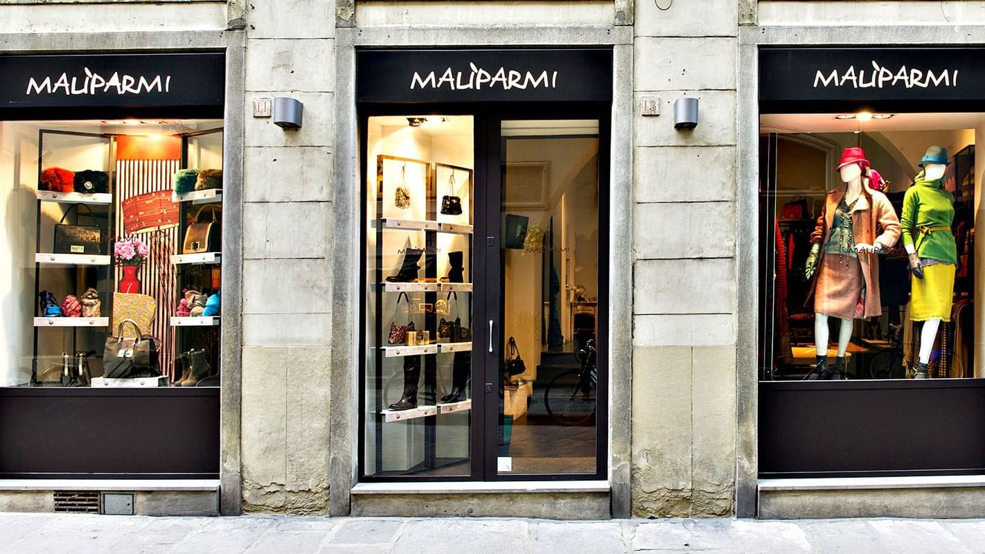 Outdoor view of display items in Malìparmi Boutique Firenze near Rome Luxury Suites