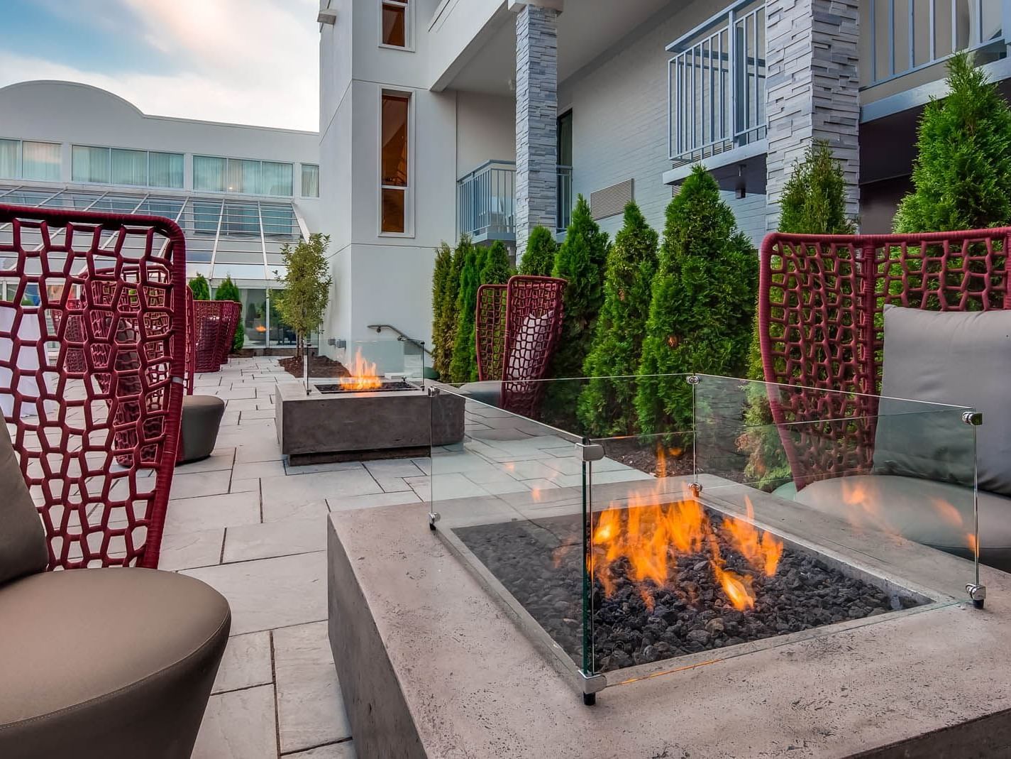 Fire pit & lounges in the Kingsley Courtyard at Kingsley 