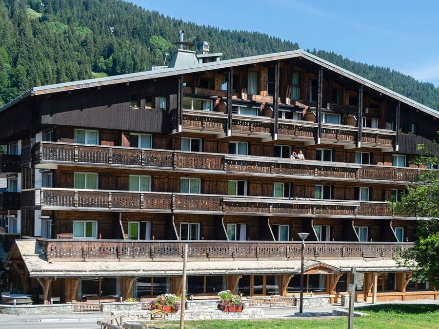 Exterior of Chalet-Hotel La Marmotte with mountain range