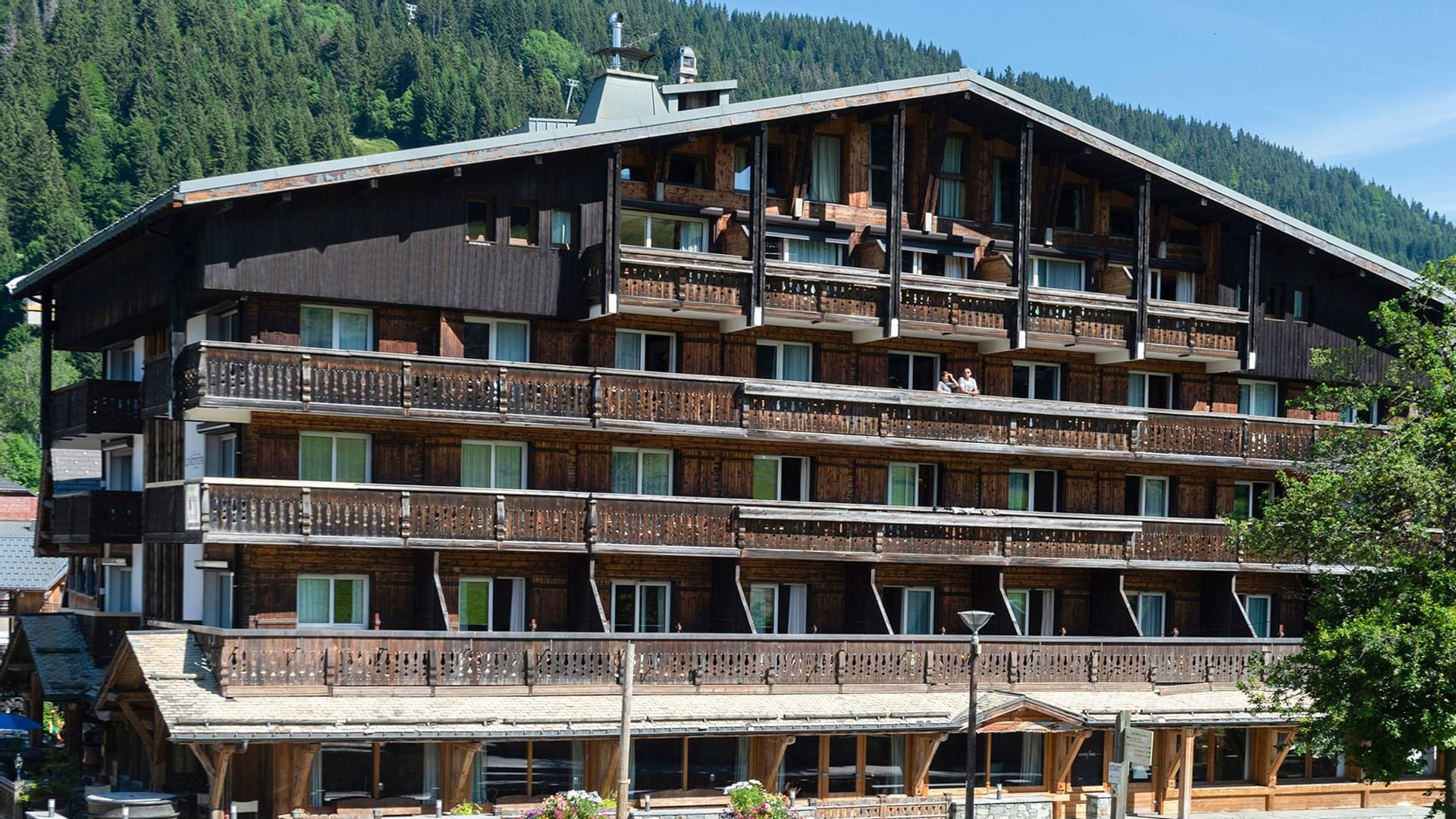 Outer view of Chalet-Hotel La Marmotte building at daylight 