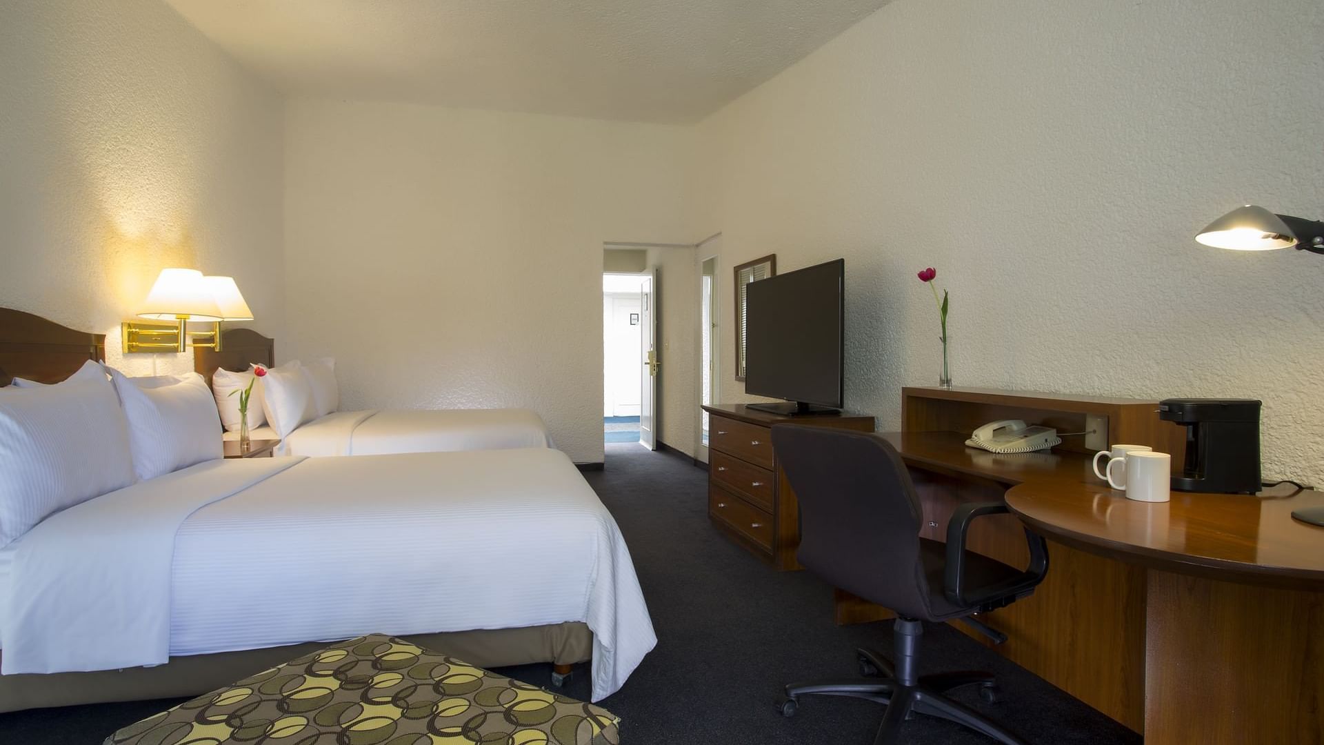 Bed & furniture in Superior Double Room at Gamma Pachuca