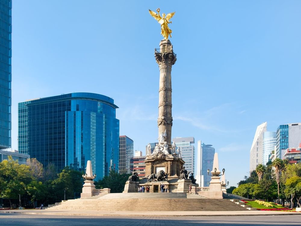 Statue of Angel of Independence near La Colección Resorts