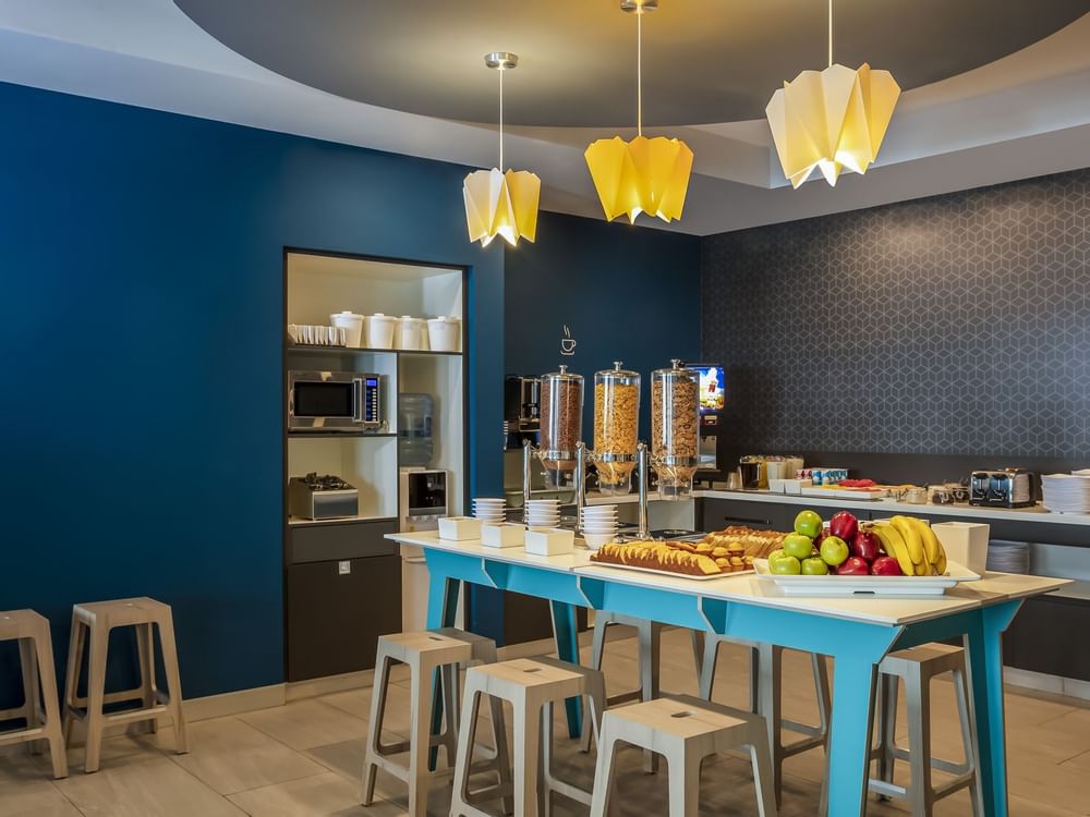 Envases de frutas y cereales en el desayuno buffet de One Hotels