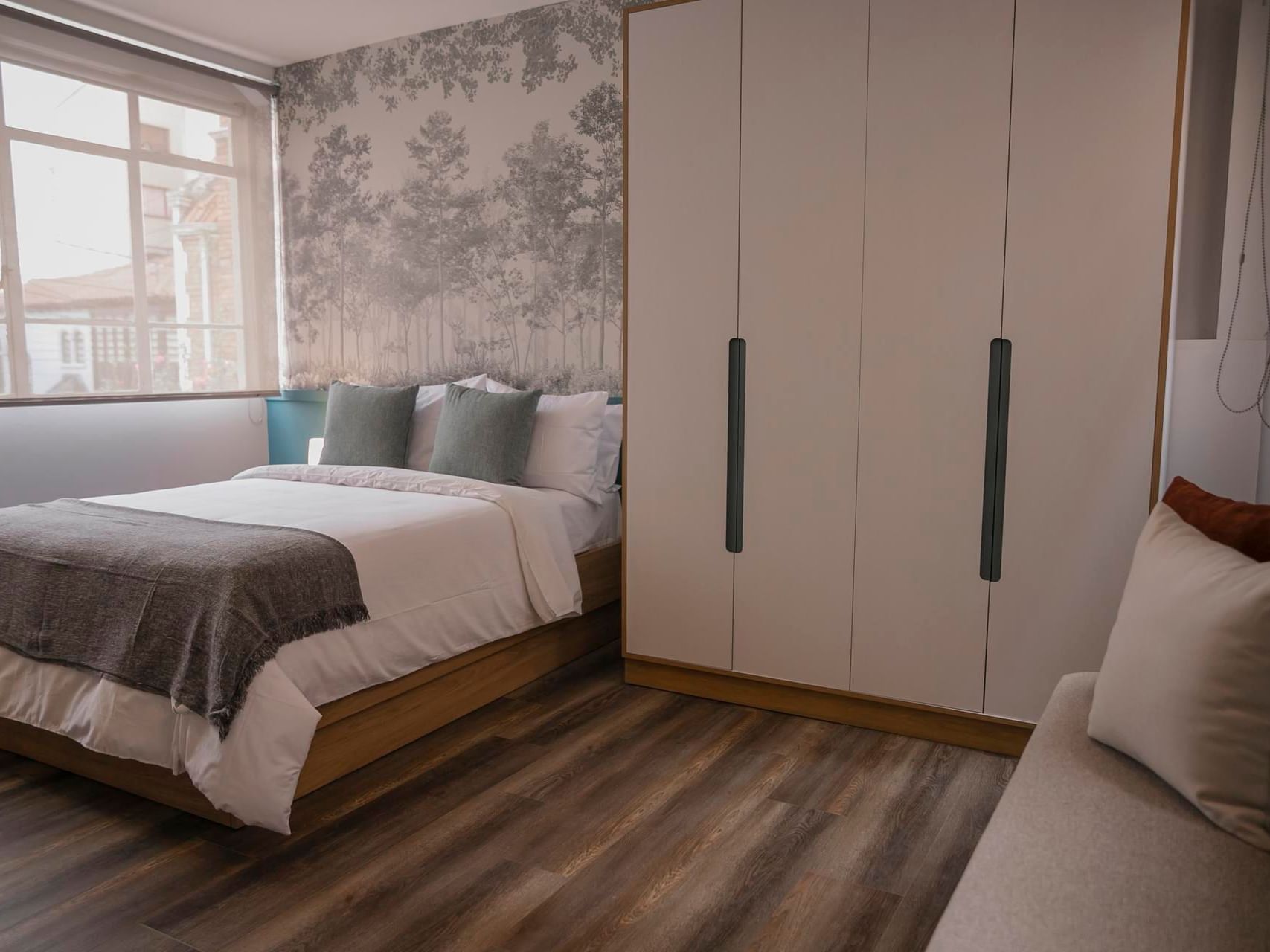 Grand Loft room with large wardrobe, elegant decor, soft natural light, and modern design at 5Q House Quinta Camacho