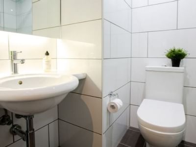 Single/Queen Bathroom