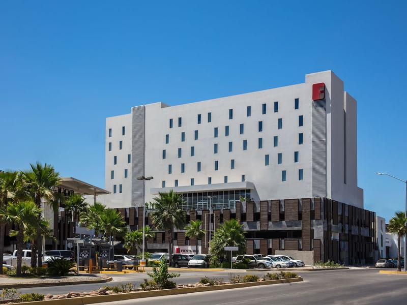 Exterior view of the entrance to Fiesta Inn Los Mochis