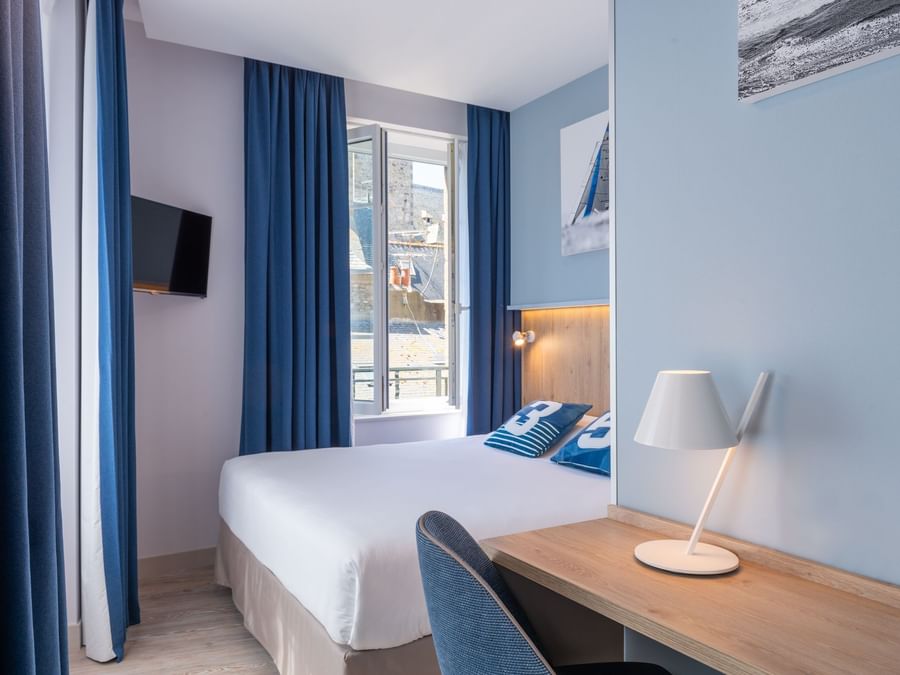 Superior room with open windows at Hotel des marins