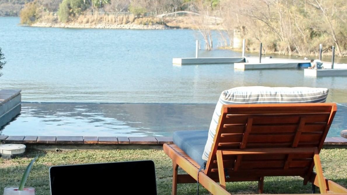 Close-up of sunbed and lake view of Gamma Rincón de Santiago