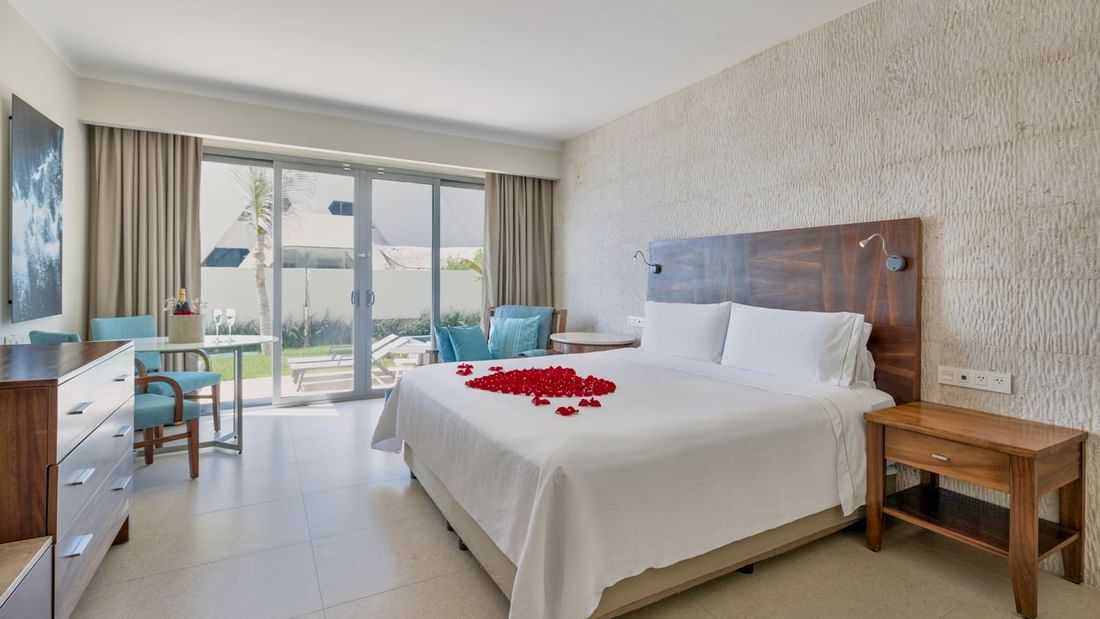 Petals on the bed in Honeymoon ocean view suite, La Colección