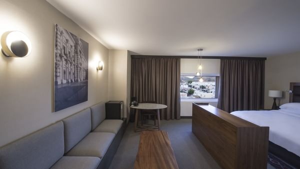 Área de lounge en Master Suite 1 King en FA Hotels & Resorts