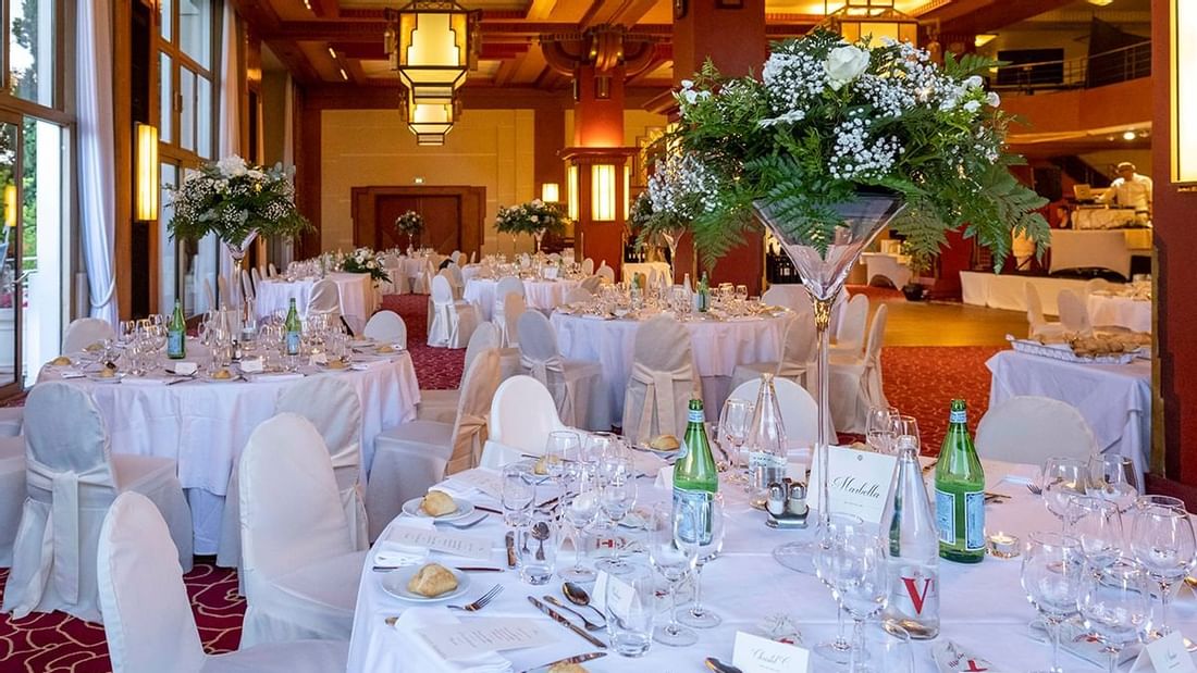 Salon Léman avec centres de table et bouquets.