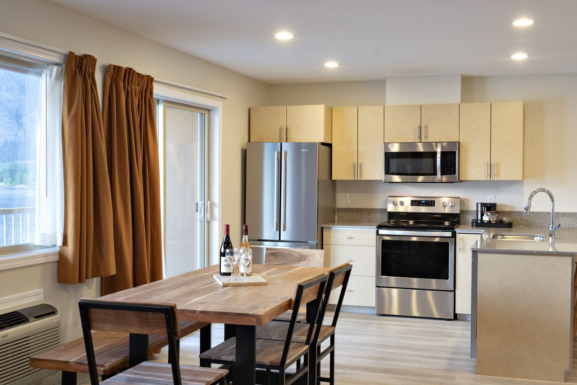 Coast Osoyoos Beach Hotel - Penthouse Suite Kitchen(3)
