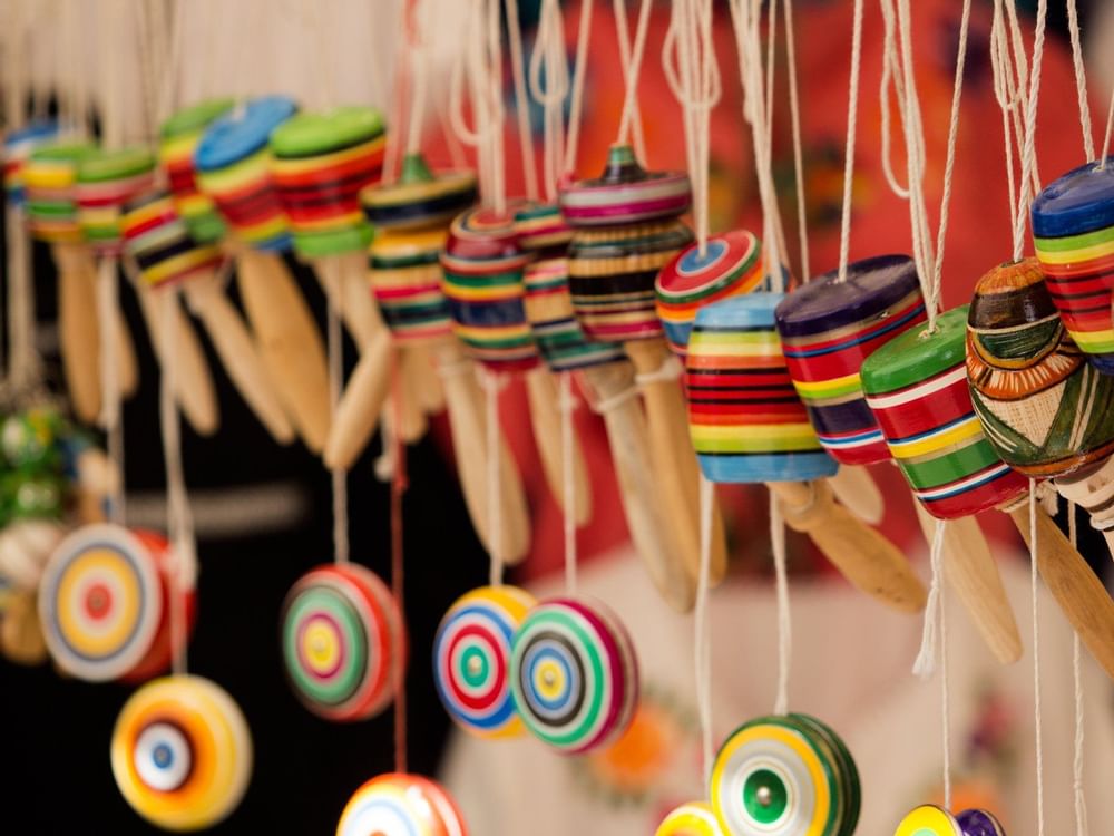 Primer plano de juguetes en el museo del juguete La Esquina cerca de One Hotels