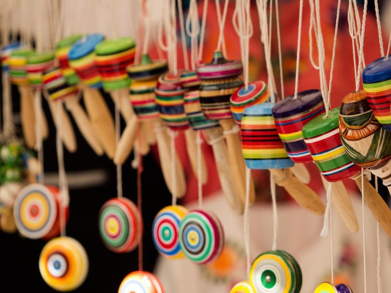 Primer plano de juguetes en el museo del juguete La Esquina cerca de One Hotels