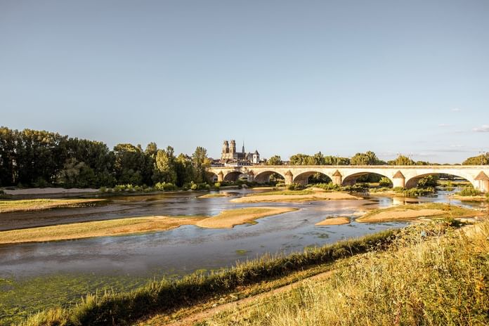 Pont George V avec un lac près des Hôtels Oceania