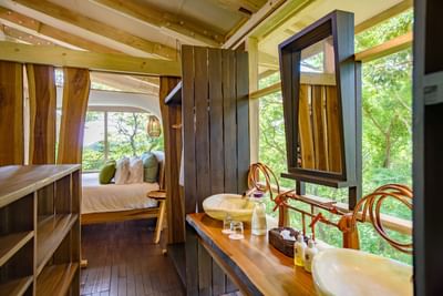 Villas de dos dormitorios con piscina privada, lavabos de piedra y un gran espejo en Morgan's Rock Reserve & Ecolodge.