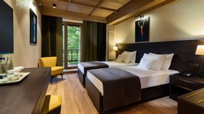 Bed with wall art in Twin Room at Ana Hotels Bradul