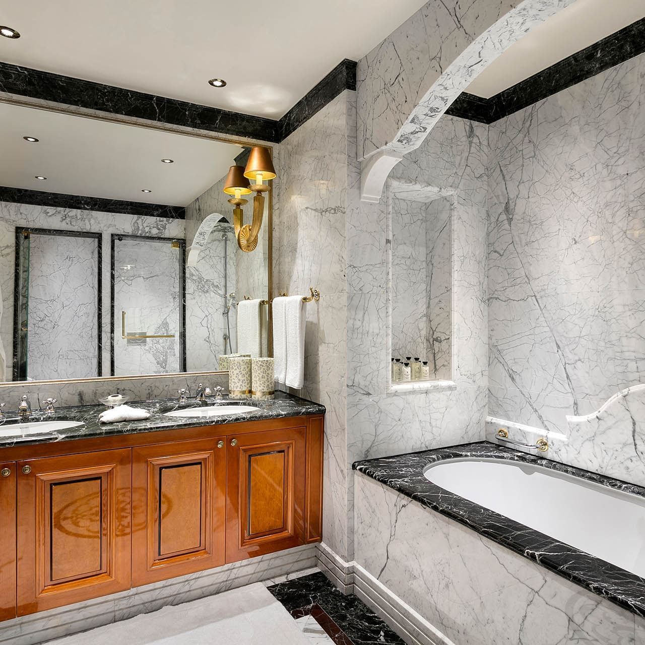 Titanic Mardan Palace'daki Premium Aile Odasında küvetli Banyo makyaj Masası