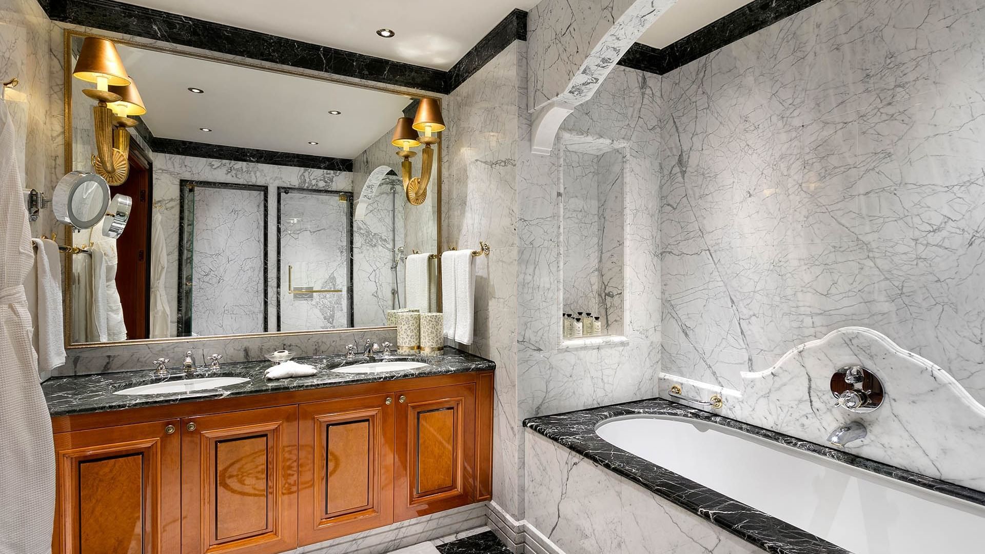 Titanic Mardan Palace'daki Premium Aile Odasında küvetli Banyo makyaj Masası