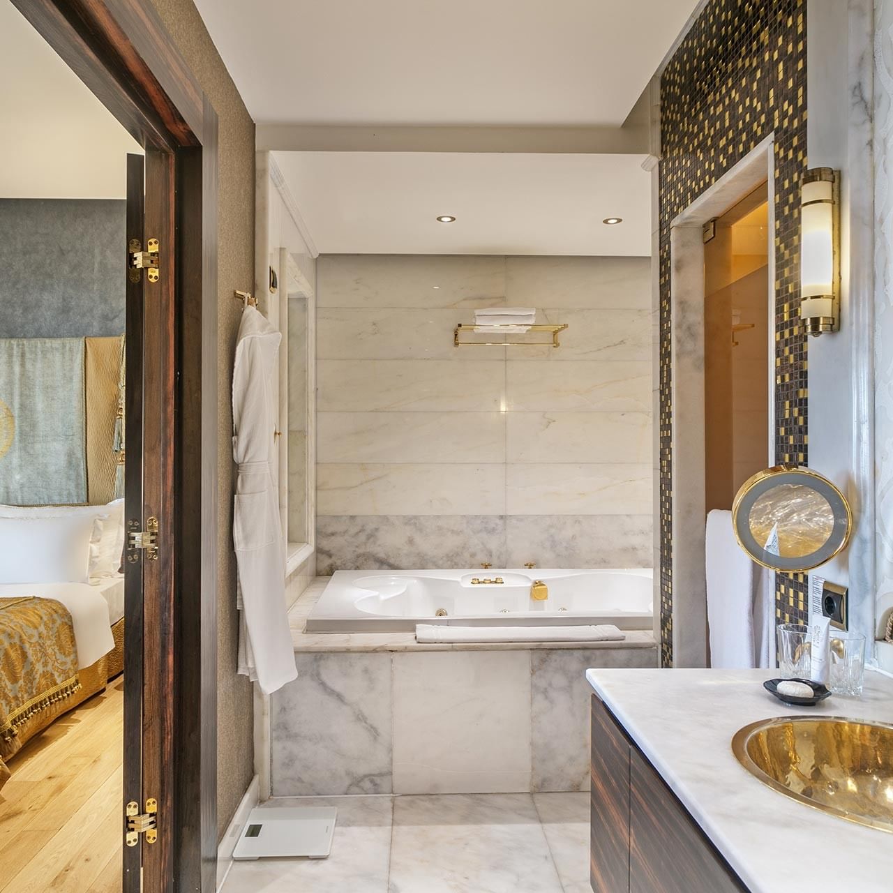 Элегантная ванная комната с ванной и золотыми смесителями в гранд двухуровневом люксе отеля Titanic Mardan Palace