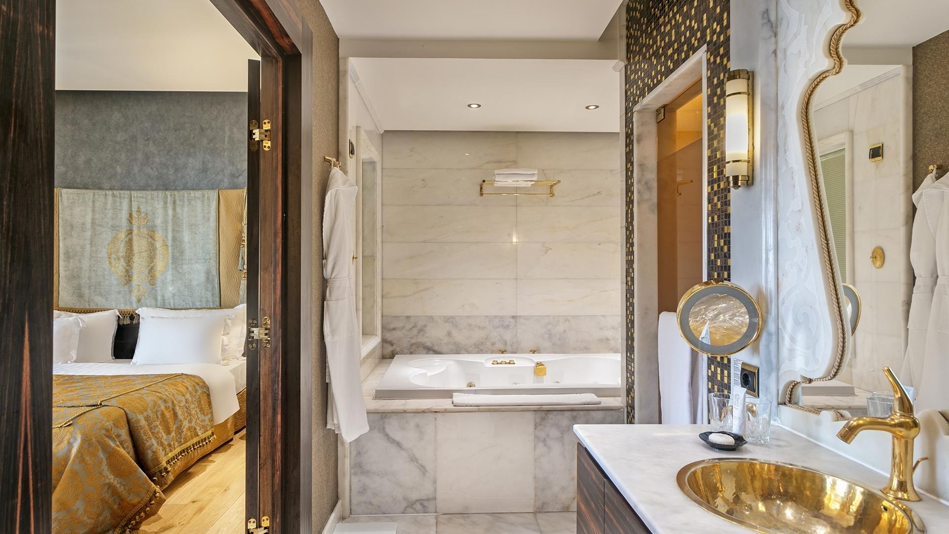 Элегантная ванная комната с ванной и золотыми смесителями в гранд двухуровневом люксе отеля Titanic Mardan Palace