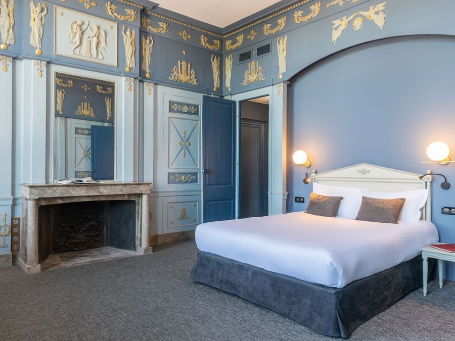 Kings bed in chambre Prestige loire at The Originals Hotels