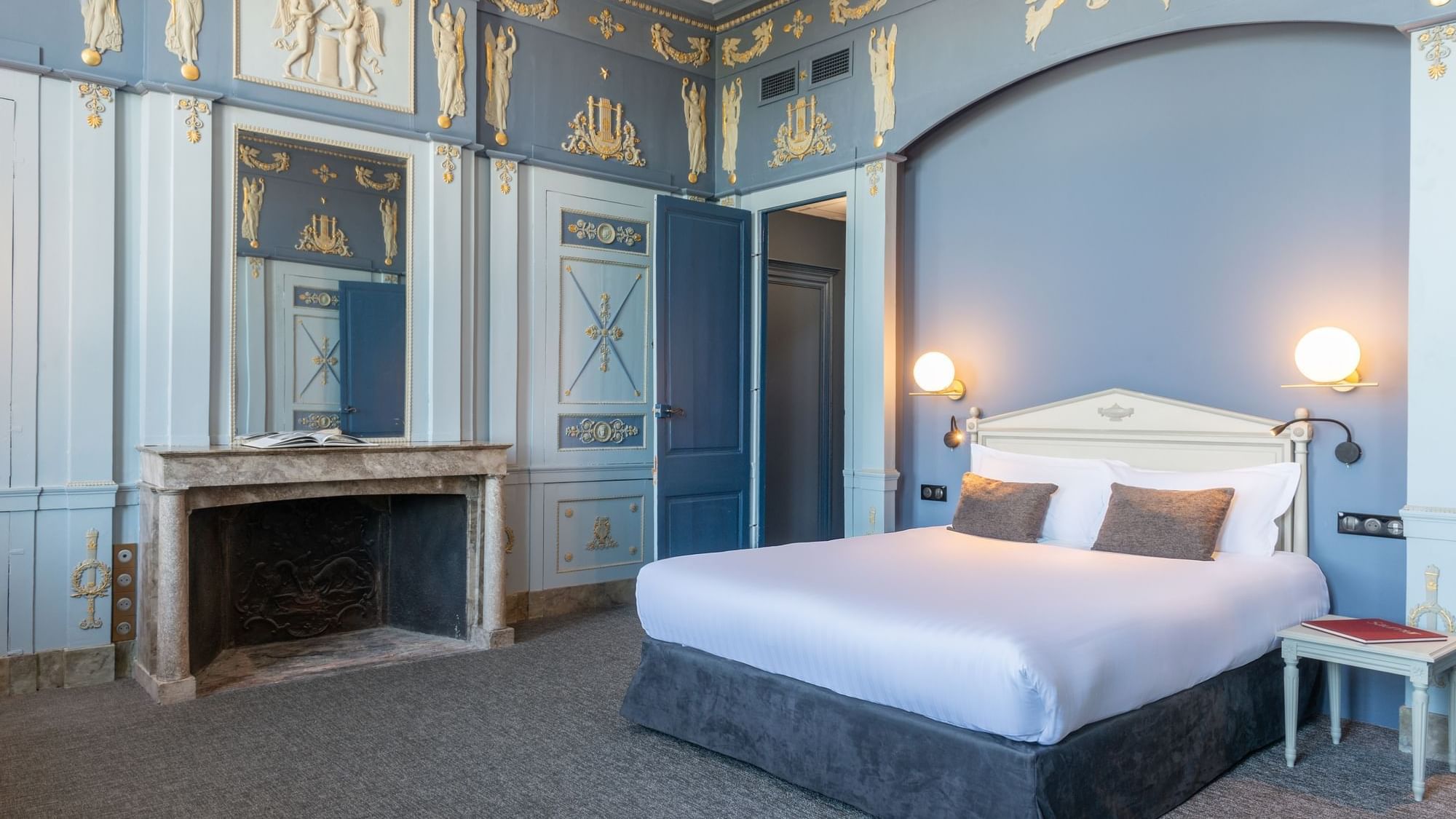 Kings bed in chambre Prestige loire at The Originals Hotels
