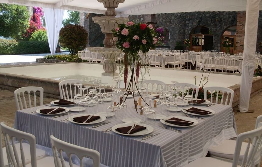 Table setting in a wedding hall at Hacienda Cantalagua
