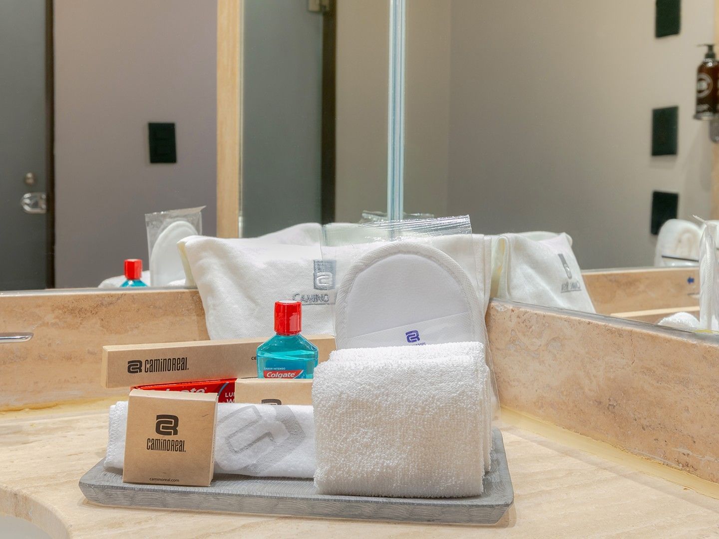 Baño con toallas y artículos de aseo en Junior Suite 2 Camas Dobles at Camino Real Aeropuerto México en Ciudad de México.