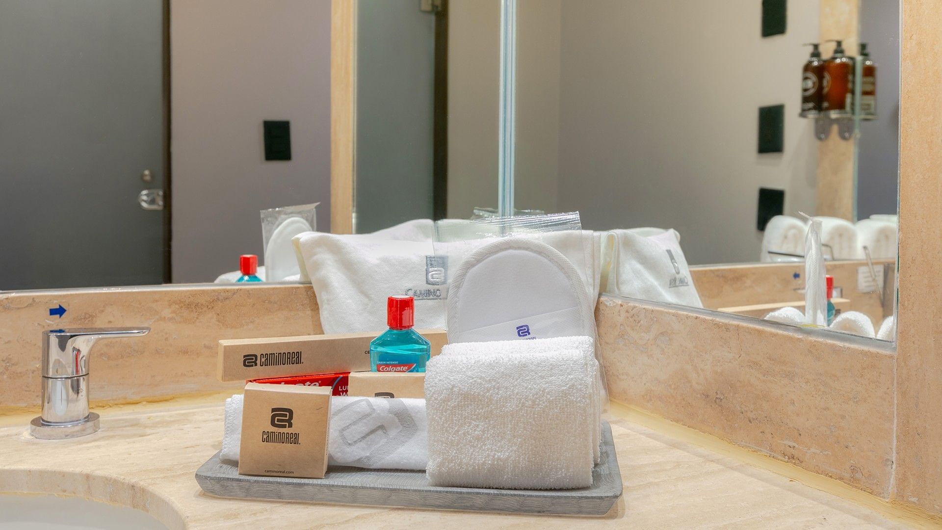 Baño con toallas y artículos de aseo en Junior Suite 2 Camas Dobles at Camino Real Aeropuerto México en Ciudad de México.